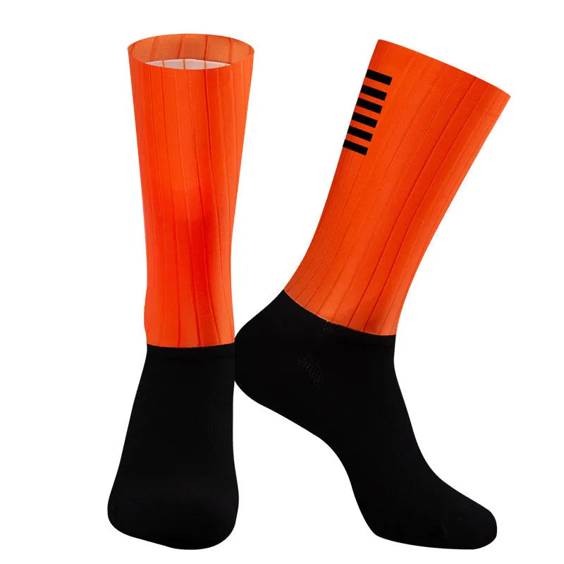 Athletic sports socks for running and cycling in chemical fibre blend fabric with moisture-wicking properties