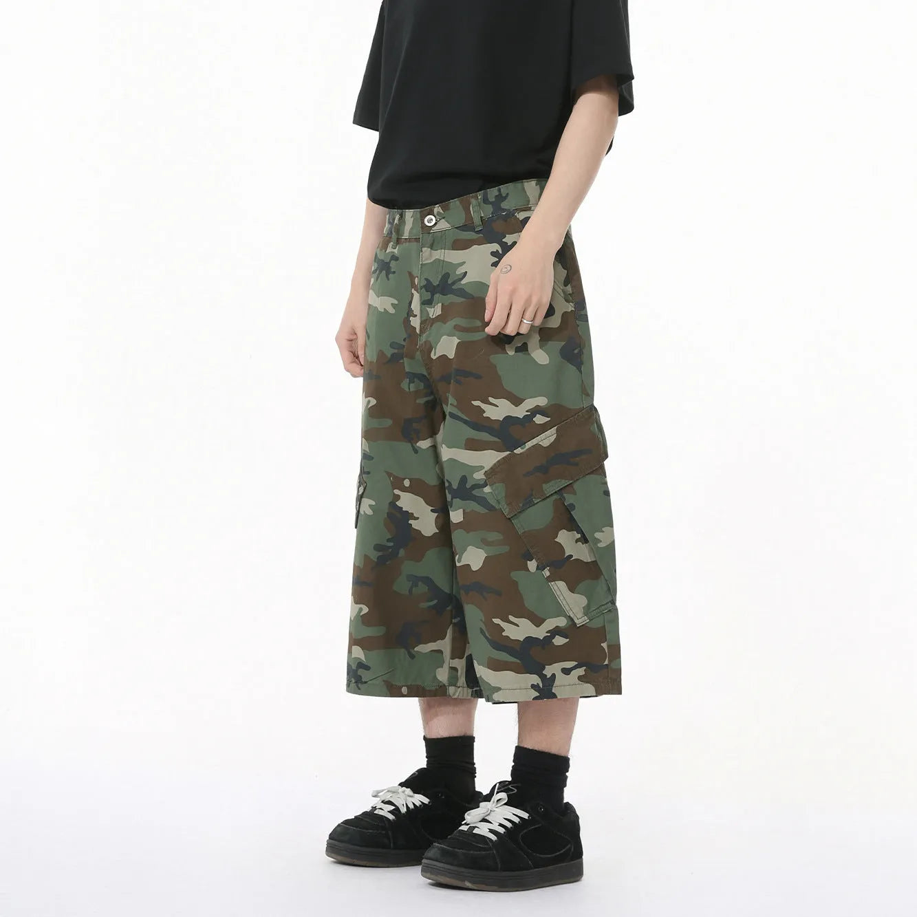 Men's camouflage coloured loose wide-leg cotton jeans with cropped length and side stitching.