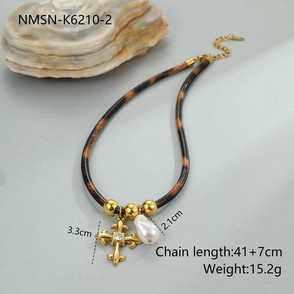 Women's stainless steel necklace with geometric leopard pendant on adjustable 41-50cm chain