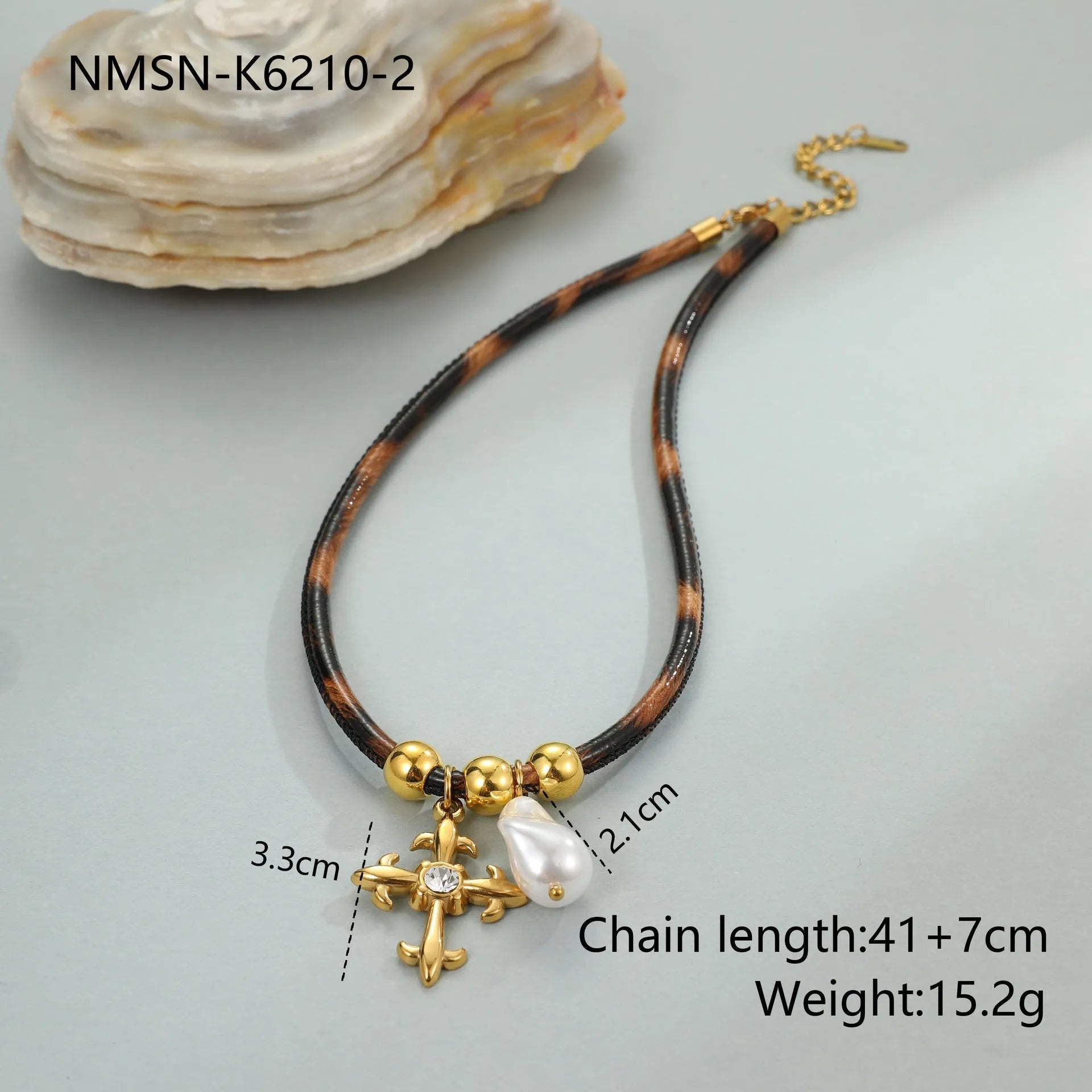 Women's stainless steel necklace with geometric leopard pendant on adjustable 41-50cm chain
