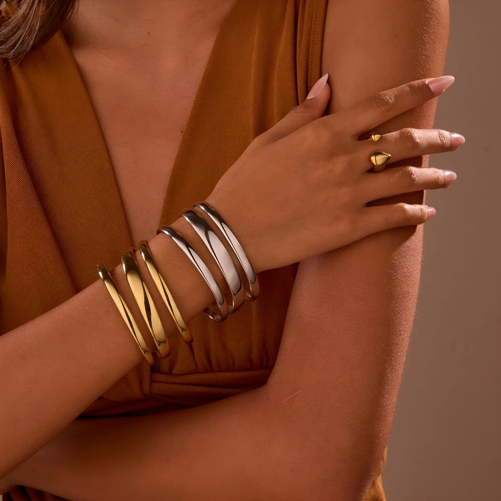 Women's stainless steel geometric bracelet with simple opening in gold or steel electroplated finish.