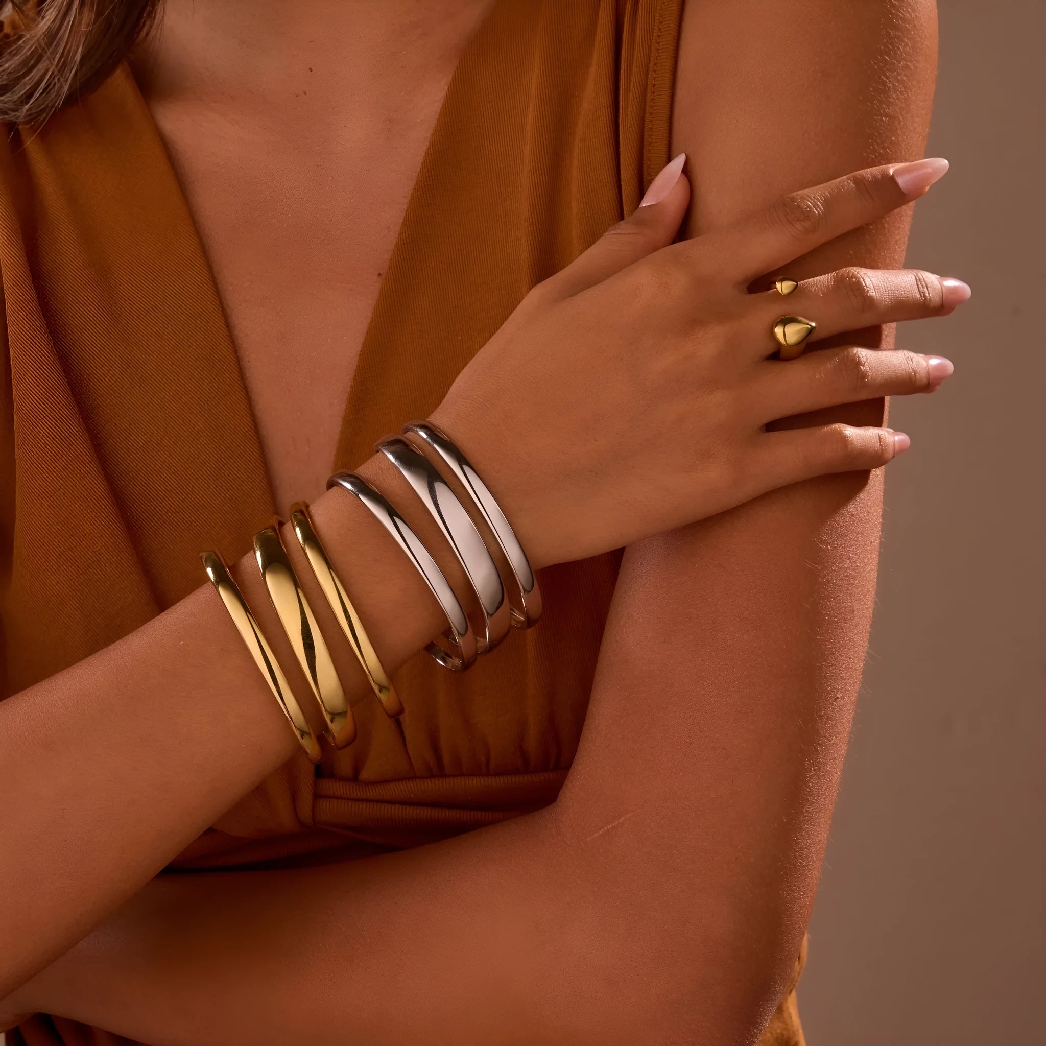 Women's stainless steel geometric bracelet with simple opening in gold or steel electroplated finish.