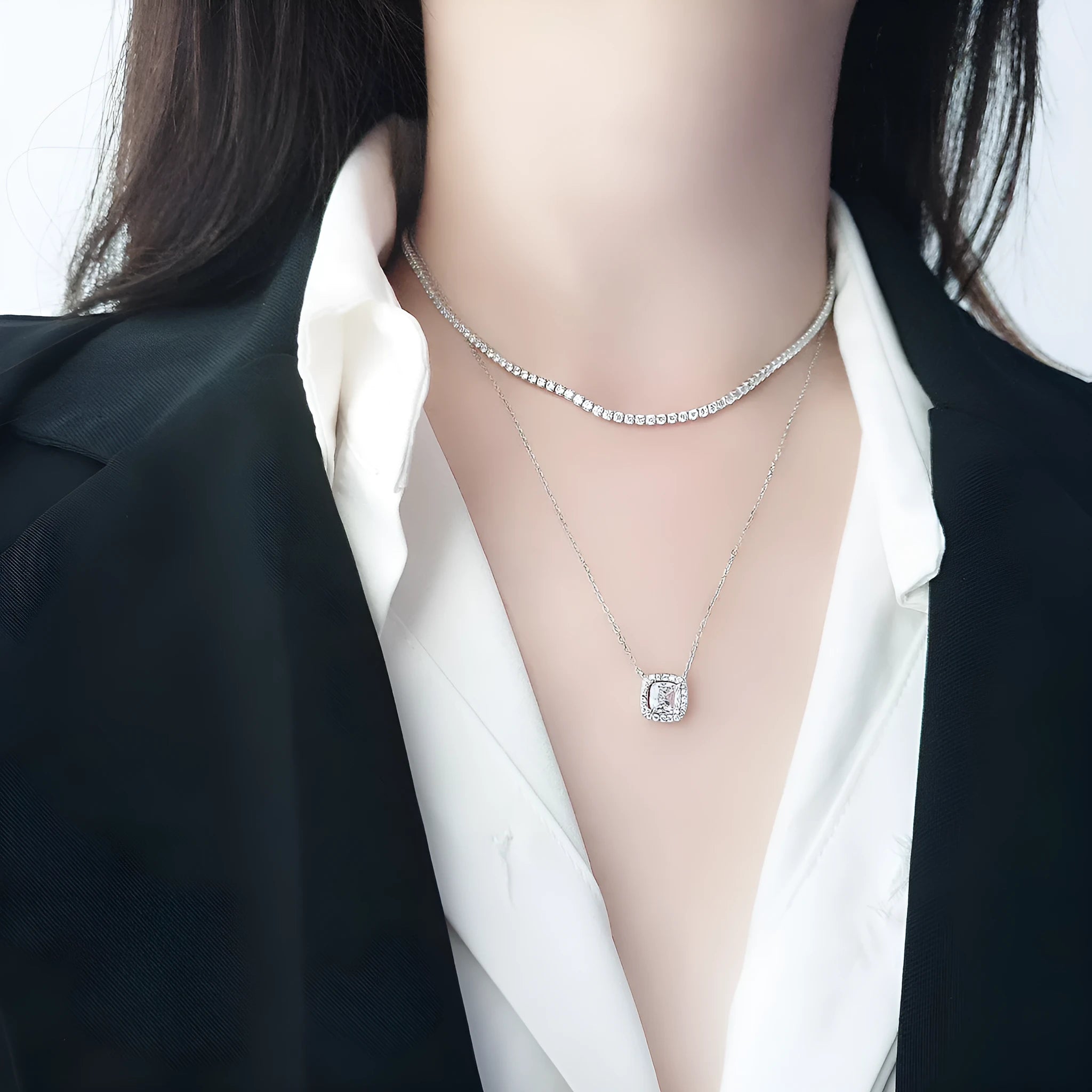Women's 925 sterling silver necklace with round element and diamond treatment