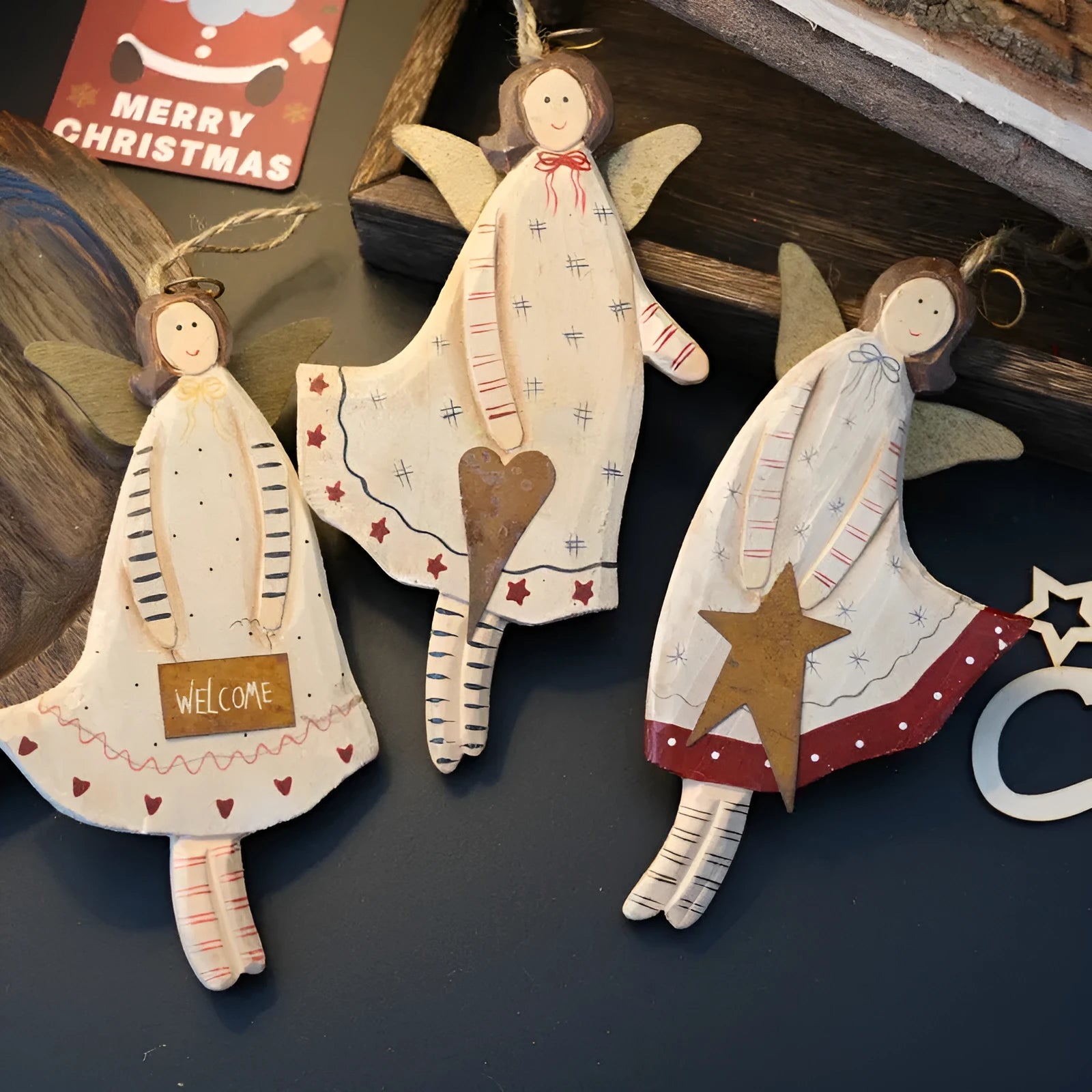 Hand-painted wooden door pendant with carved heart motif in American country style.