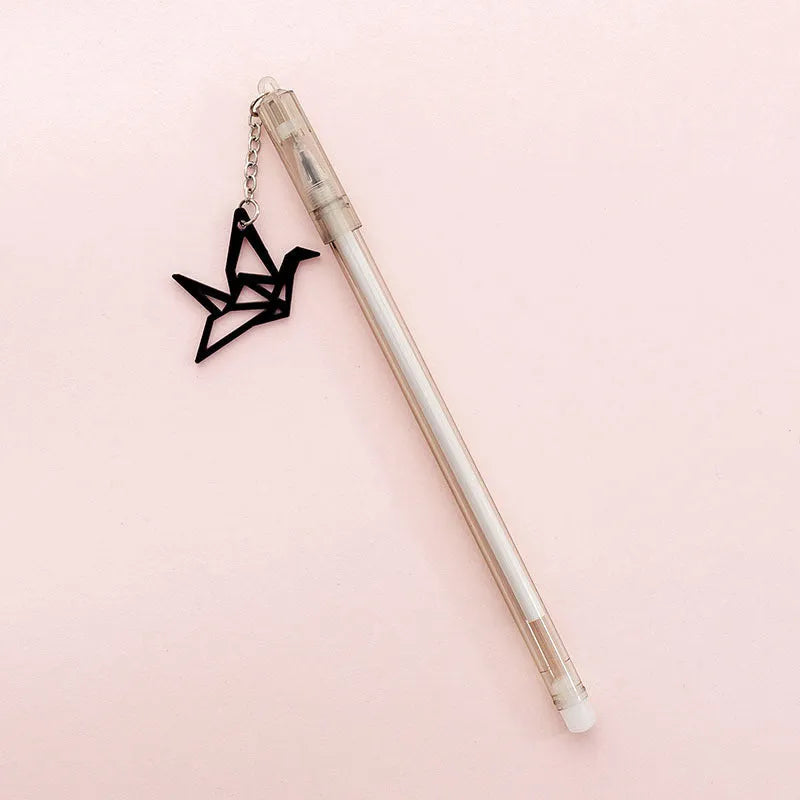 Gel pen with paper crane pendant charm showing 0.38mm tip and 17cm plastic barrel