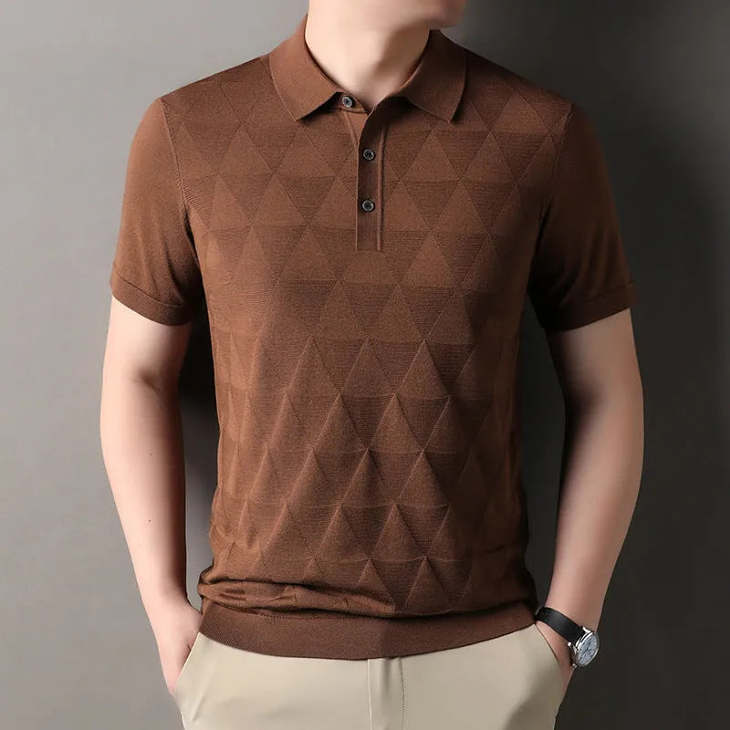 Man wearing a thin grey lyocell ice silk T-shirt with a regular fit and short sleeves.