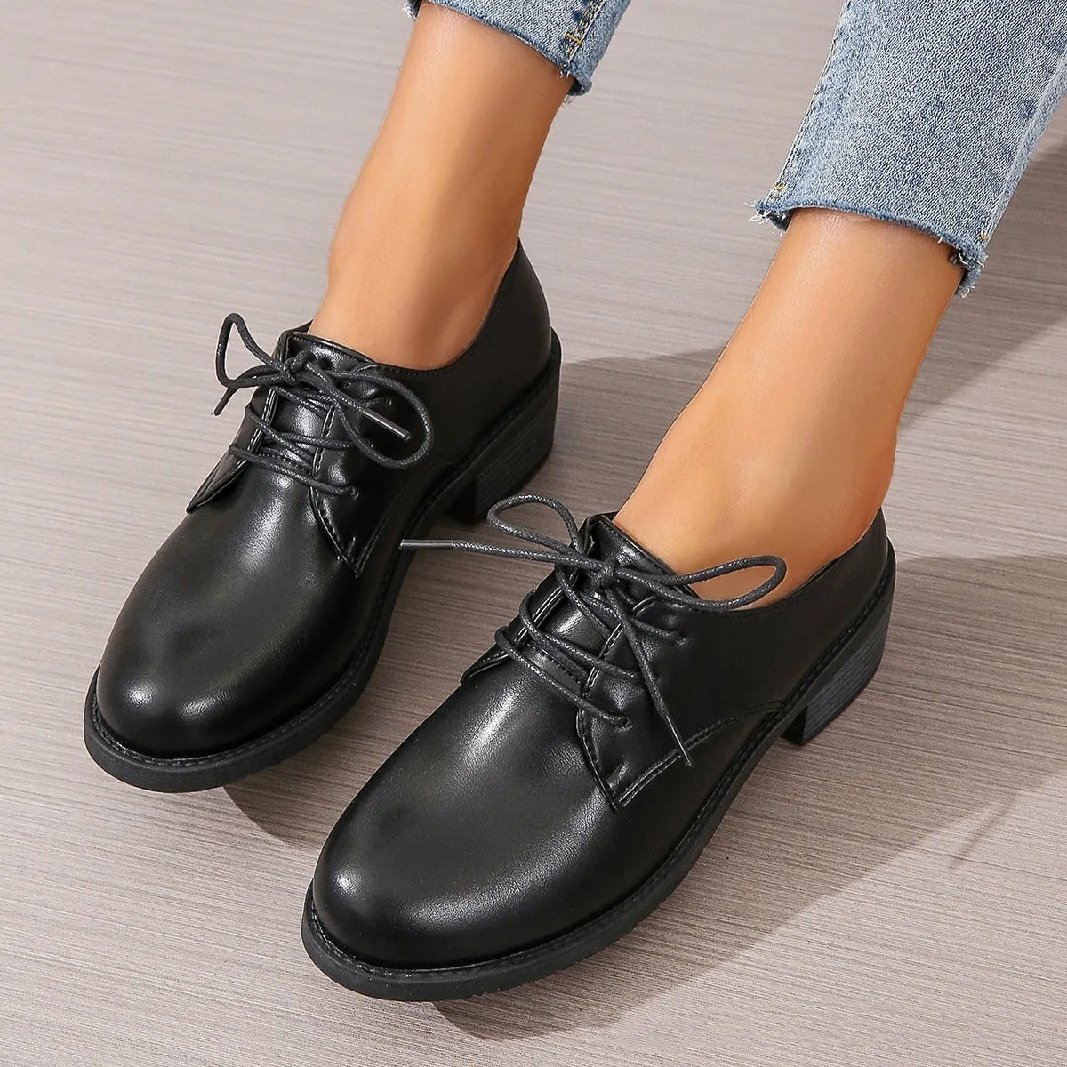 Black women's work shoes with chunky 3-5cm heel and rubber sole