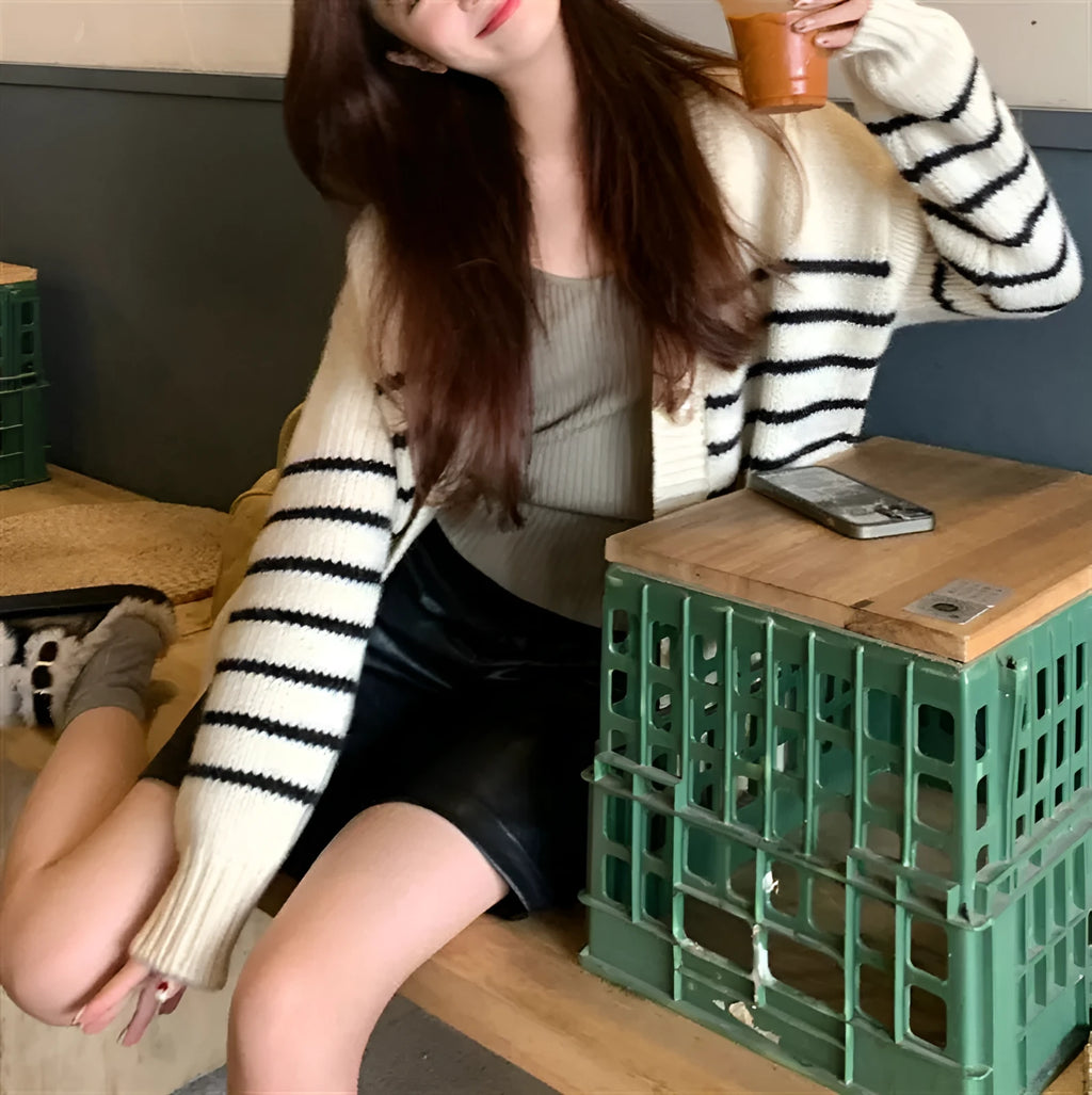 Women's polyester button cardigan with 3D pattern and regular sleeves in autumn style