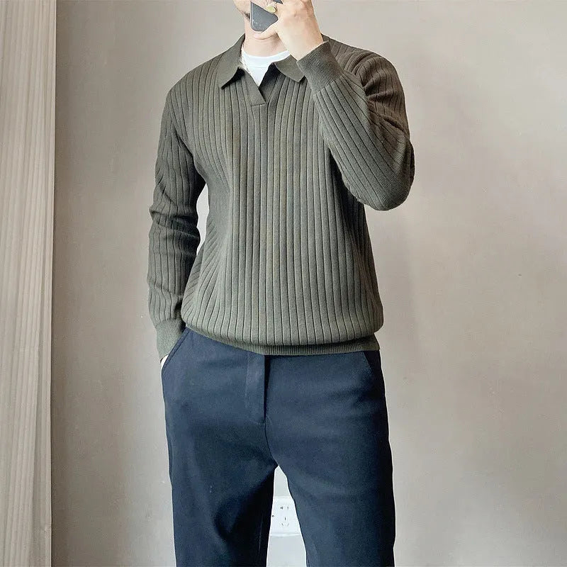 Man wearing a loose fit, textured grey knitted sweater with long sleeves for casual autumn wear.