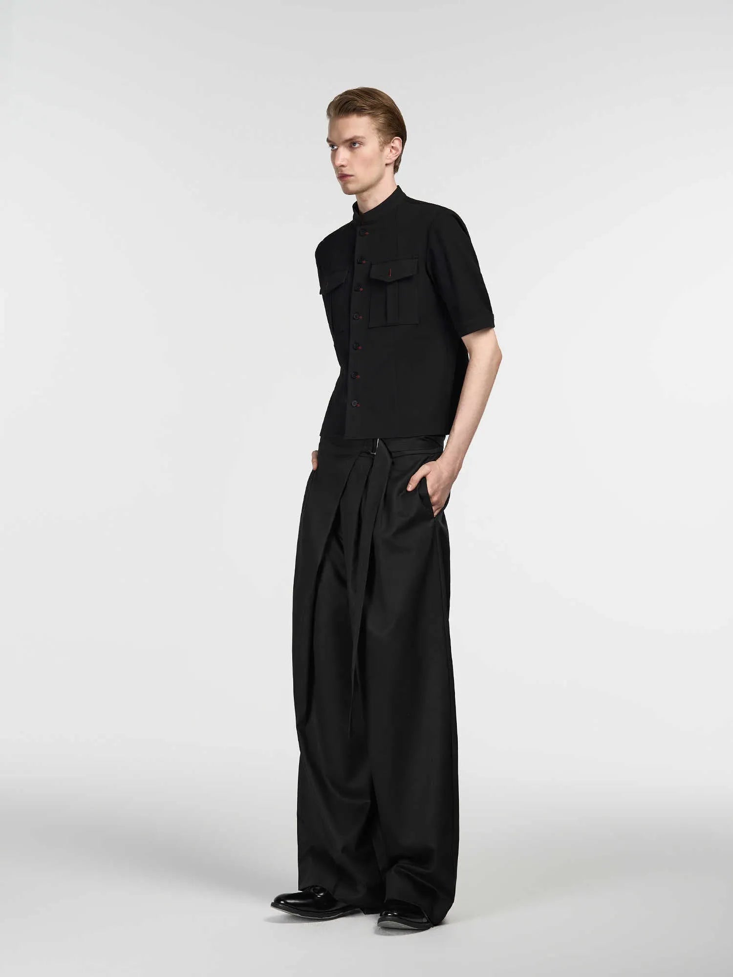 Black straight-leg trousers with adjustable waist and single pleat cut in Tencel cotton blend