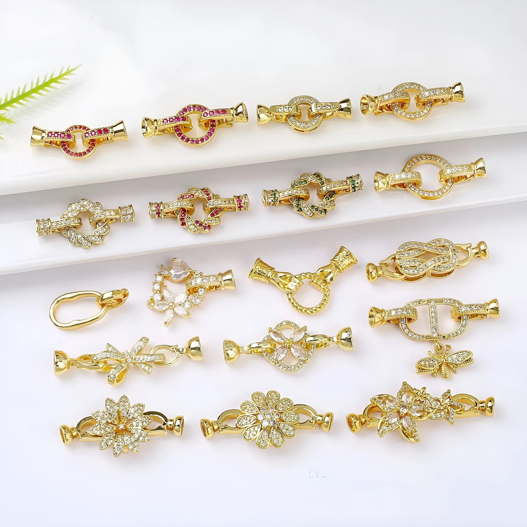 Small gold-plated necklace clasp for DIY jewellery making