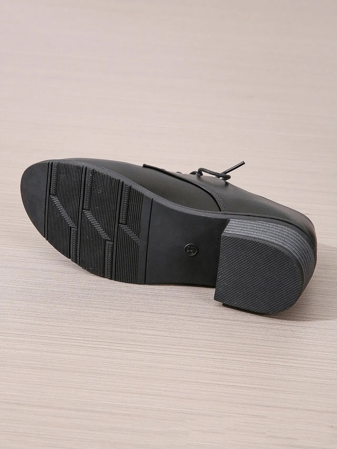 Black women's work shoes with chunky 3-5cm heel and rubber sole