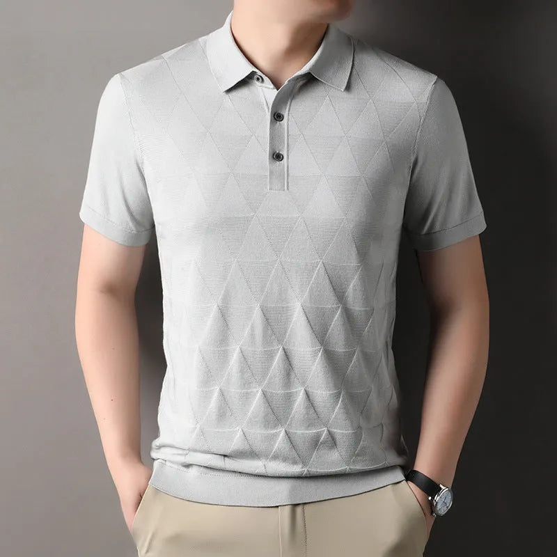 Man wearing a thin grey lyocell ice silk T-shirt with a regular fit and short sleeves.
