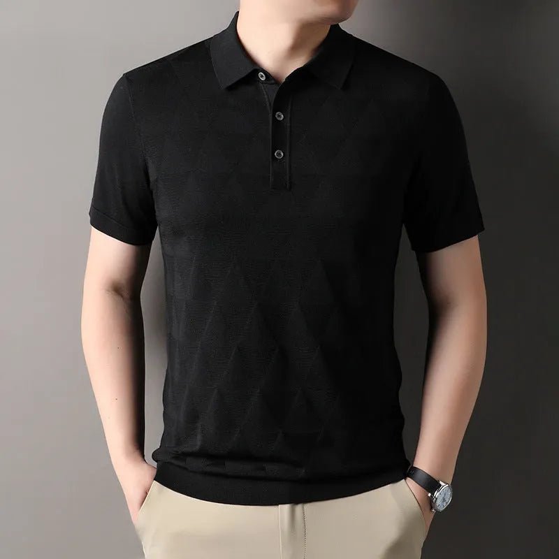 Man wearing a thin grey lyocell ice silk T-shirt with a regular fit and short sleeves.