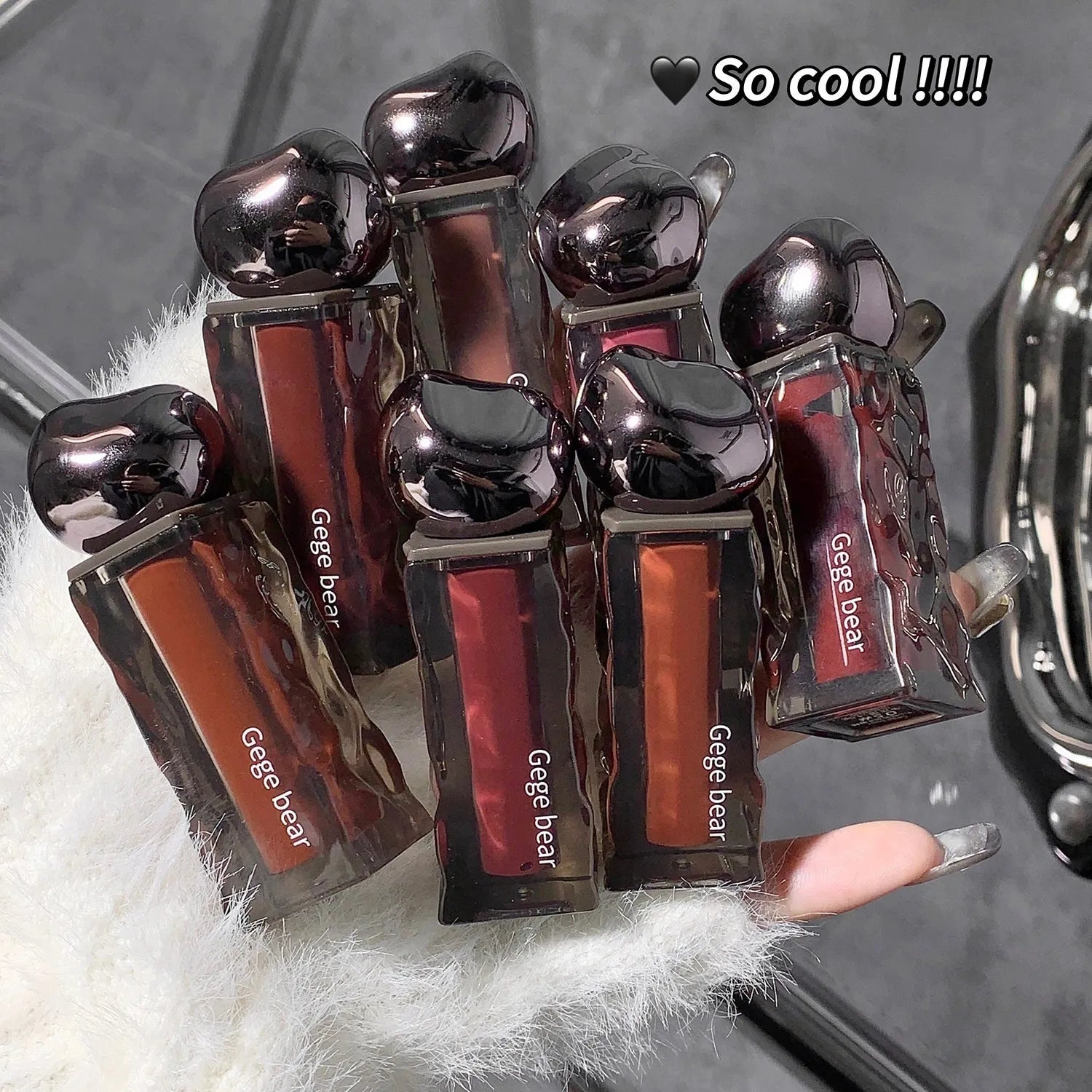 Mirror lip lacquer applicator with water light finish in cosmetic packaging