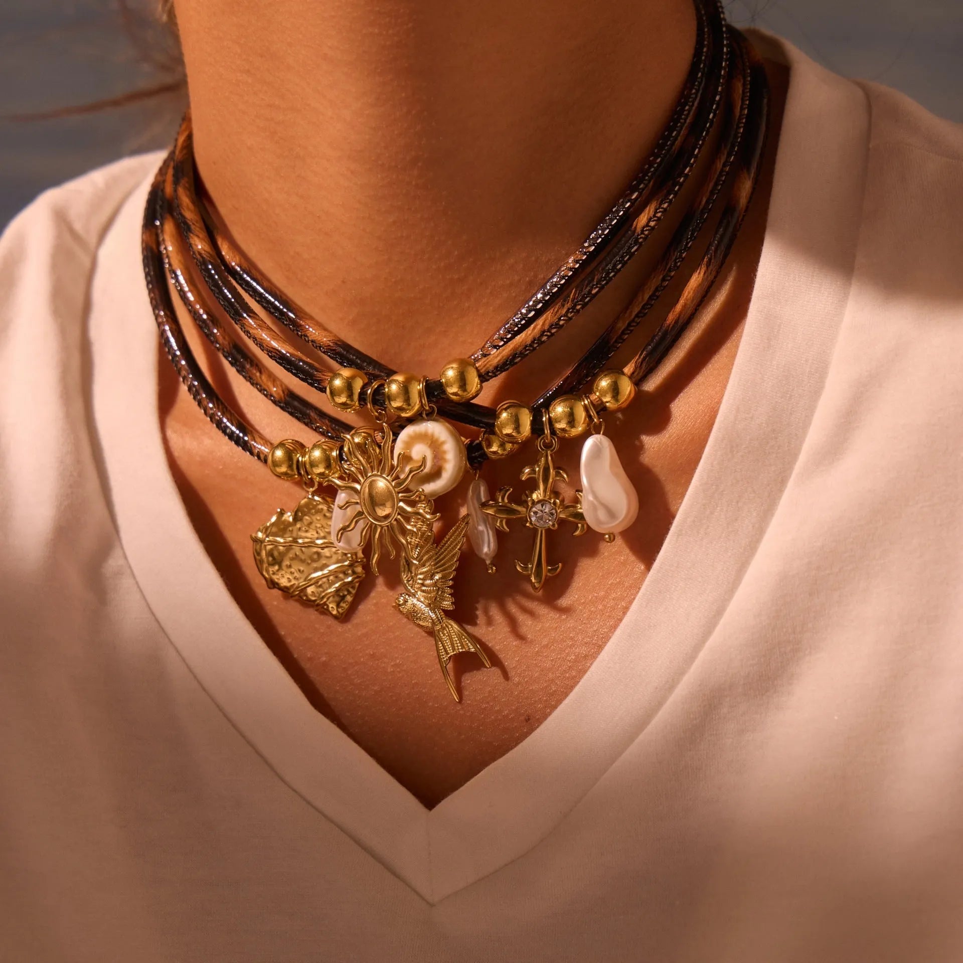 Women's stainless steel necklace with geometric leopard pendant on adjustable 41-50cm chain