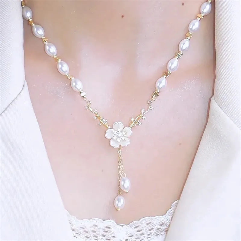 Silver-toned alloy necklace with pearl flower Q9 pendant and rose decoration elements