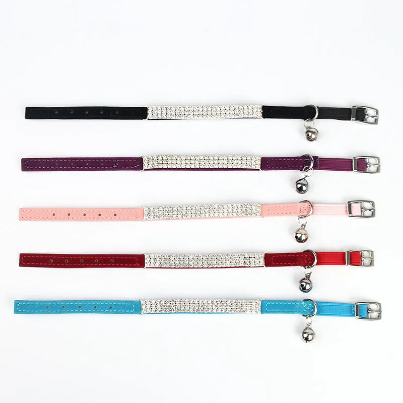 A velvet cat collar with rhinestones, adjustable between 20 and 30 cm, shown in red.