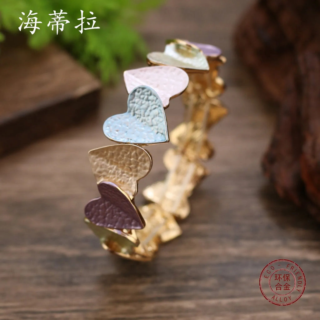 Heart-shaped alloy metal elastic bracelet with pink or blue colour options