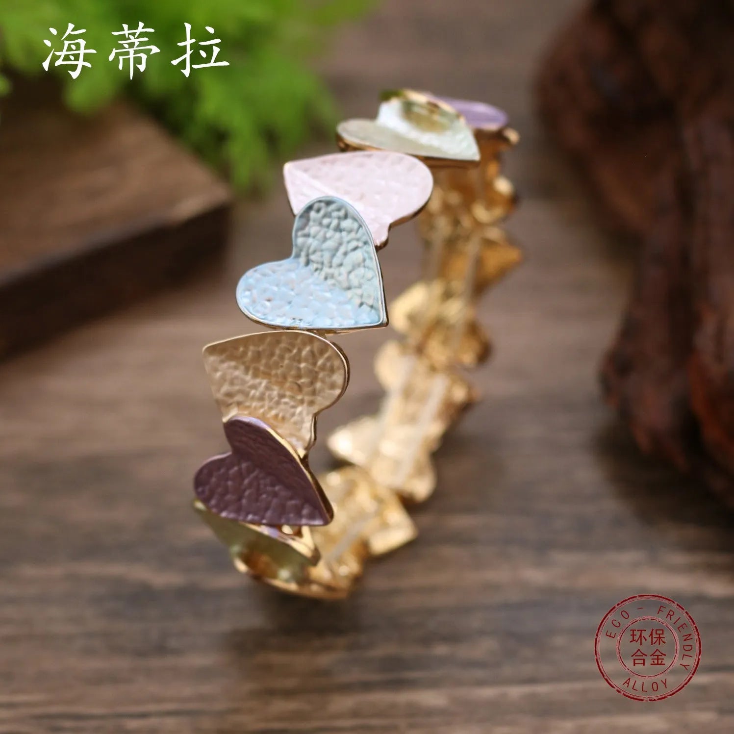 Heart-shaped alloy metal elastic bracelet with pink or blue colour options