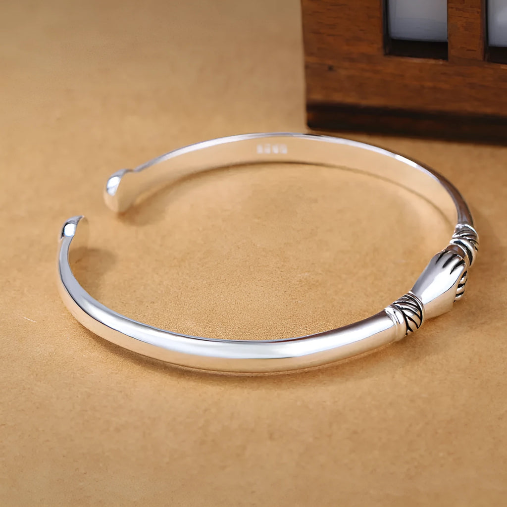 Retro copper handshake creative bracelet for women in silver metal finish