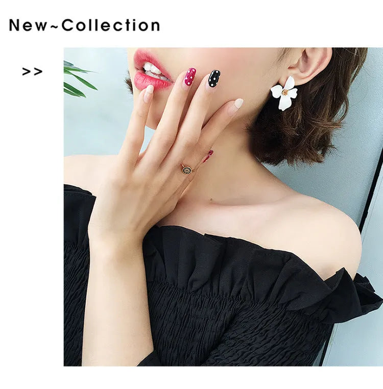 Women's flower stud earrings in alloy with electroplated white or pink finish