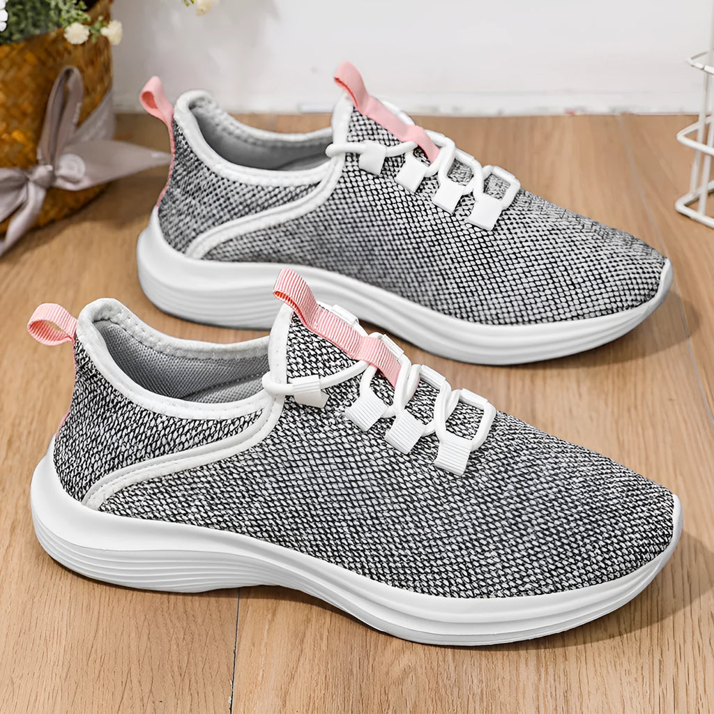 Women's low-top casual sneakers with breathable mesh upper and round toe in black colour