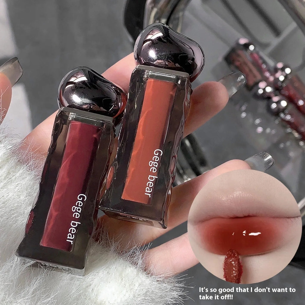 Mirror lip lacquer applicator with water light finish in cosmetic packaging