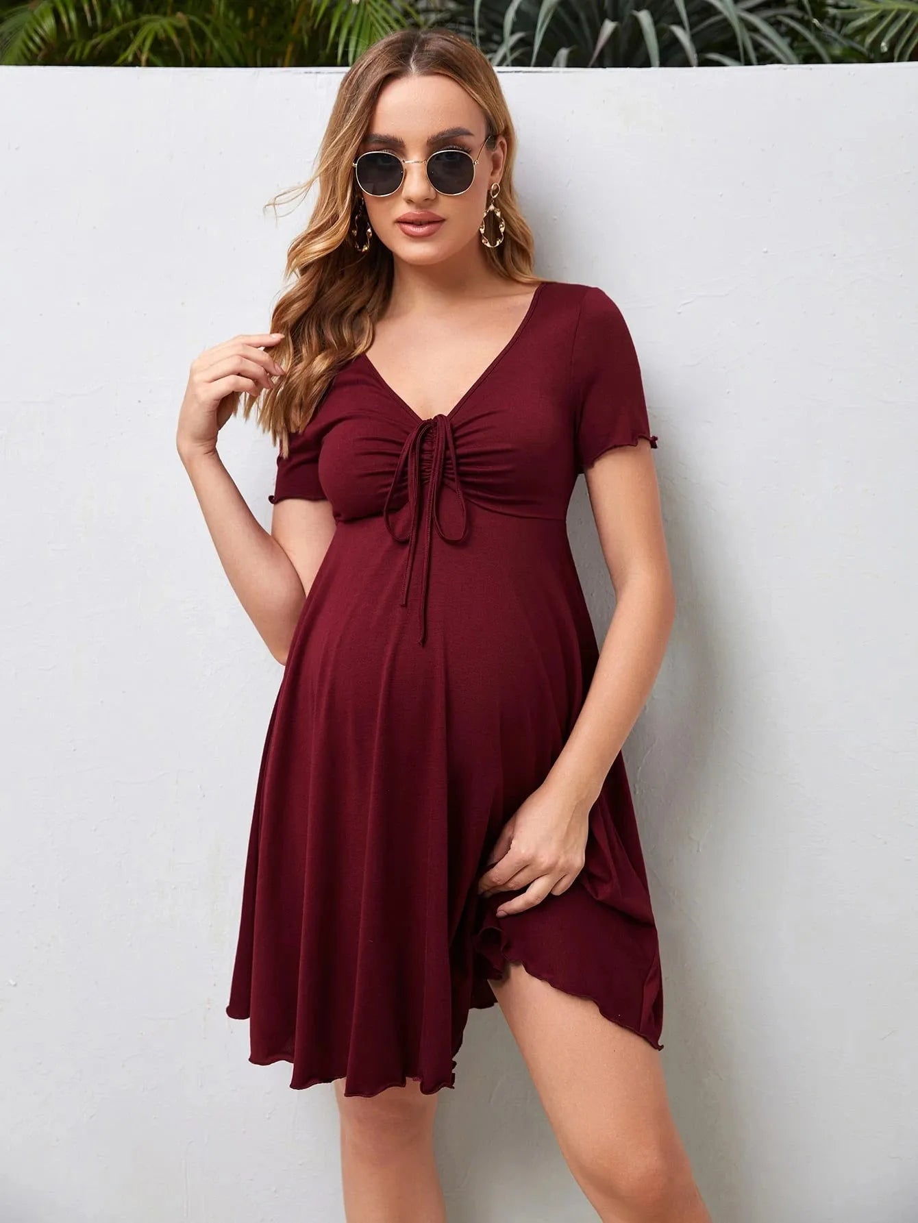 V-neck short-sleeved dress with lace-up drawstring at chest in dark red polyester, A-line skirt, quarter sleeves