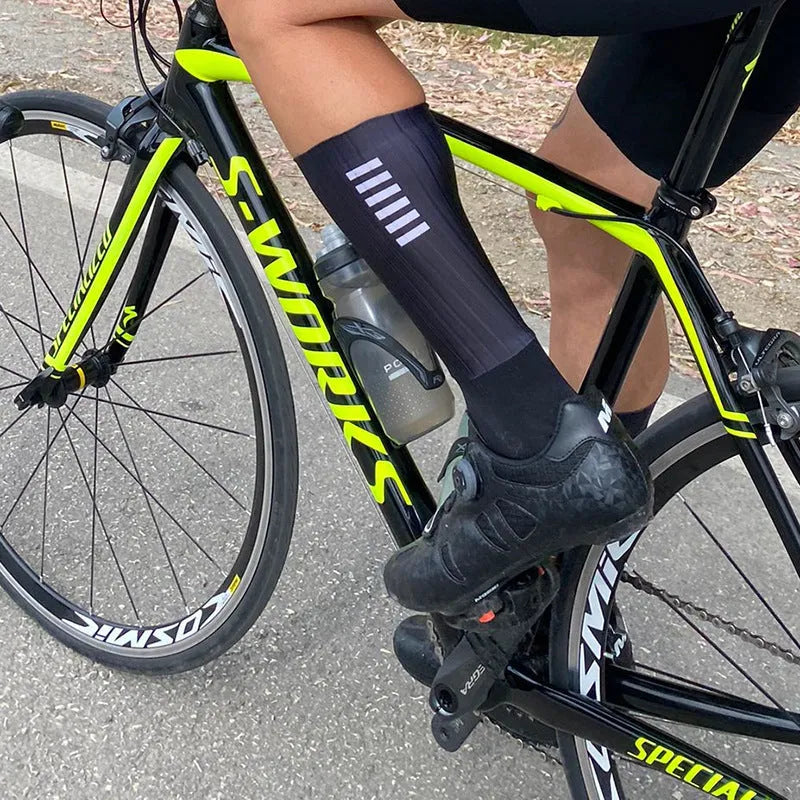 Athletic sports socks for running and cycling in chemical fibre blend fabric with moisture-wicking properties