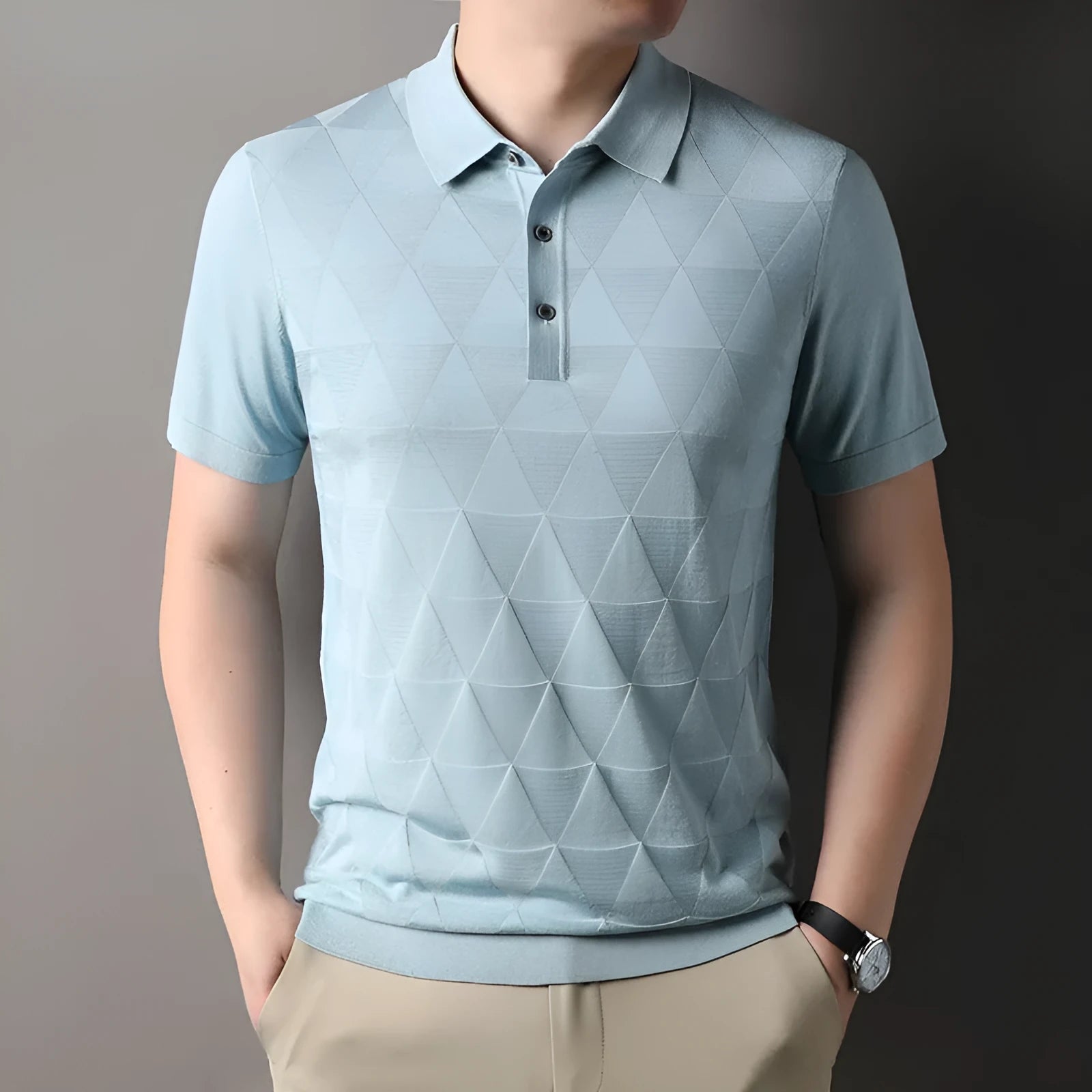 Man wearing a thin grey lyocell ice silk T-shirt with a regular fit and short sleeves.
