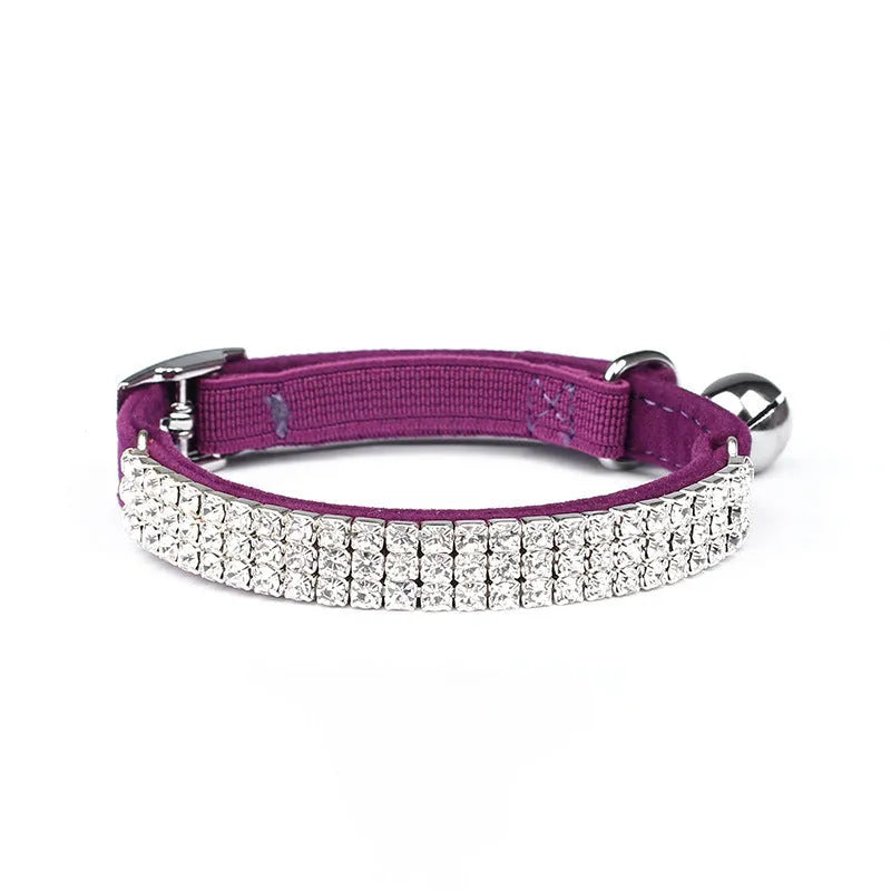 A velvet cat collar with rhinestones, adjustable between 20 and 30 cm, shown in red.