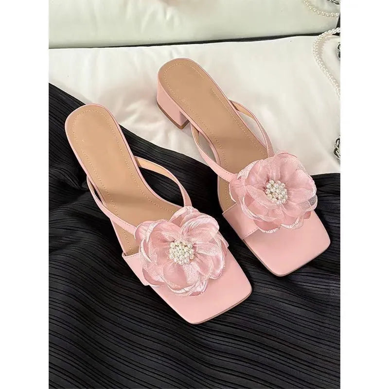 Women's chunky heel square toe sandals in satin with one-line strap design