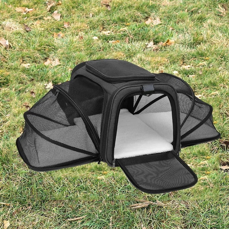 Cat carrier bag in 600D cation fabric with medium-soft construction and piping detail options