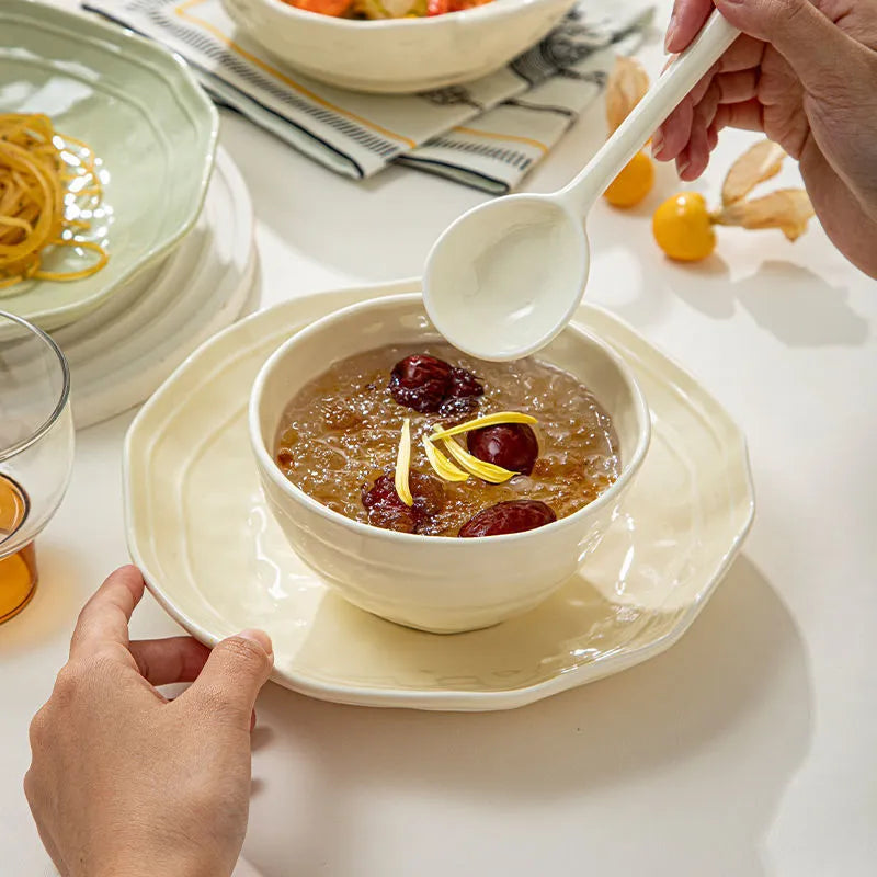 Solid colour ceramic dinnerware set with seven pieces in a minimalist Japanese style, presented in a box.