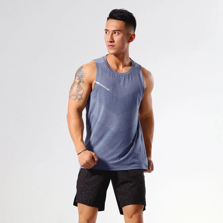Chemical fibre blend quick-drying sports top for men in solid colour with moisture management properties