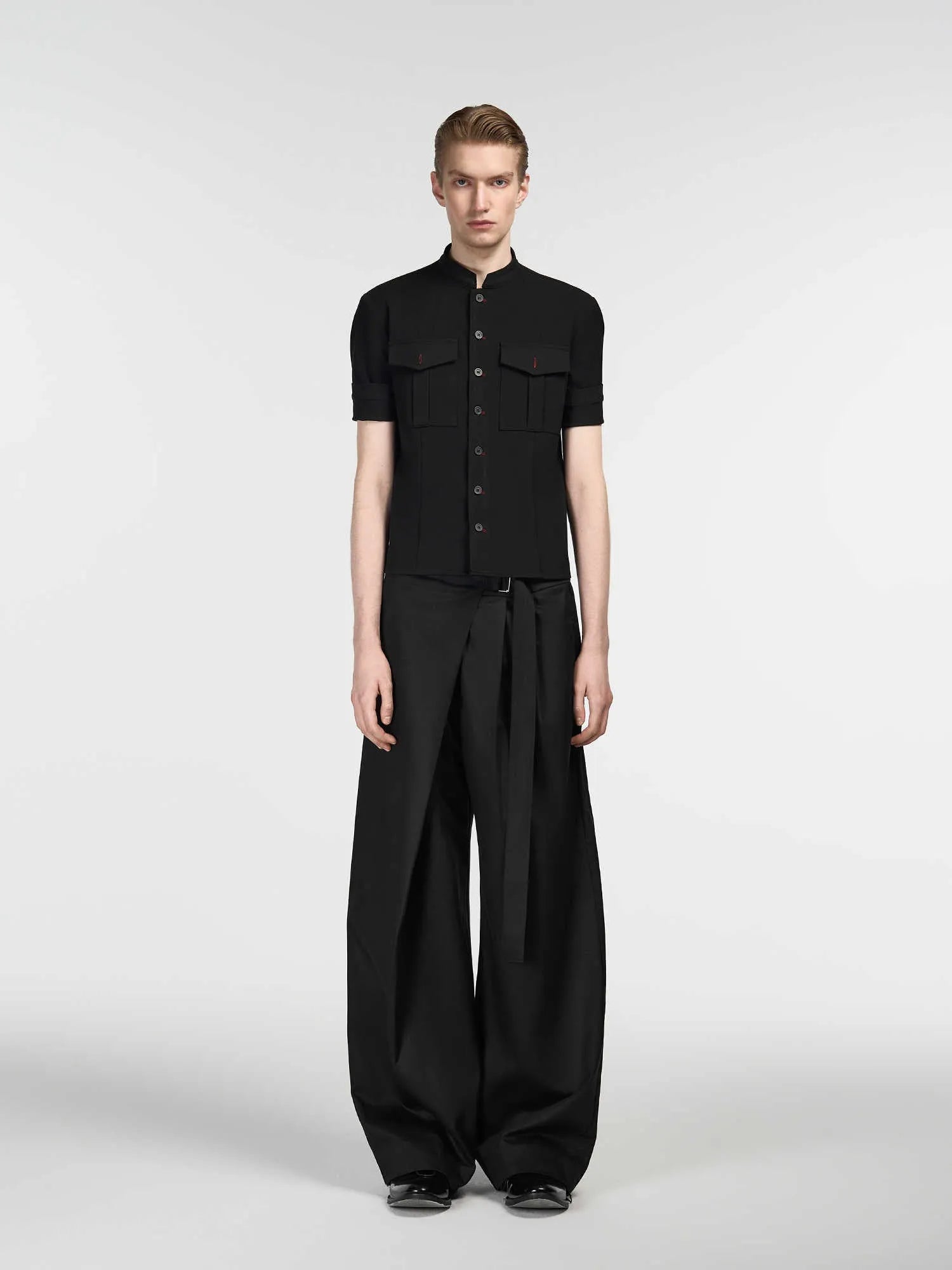 Black straight-leg trousers with adjustable waist and single pleat cut in Tencel cotton blend