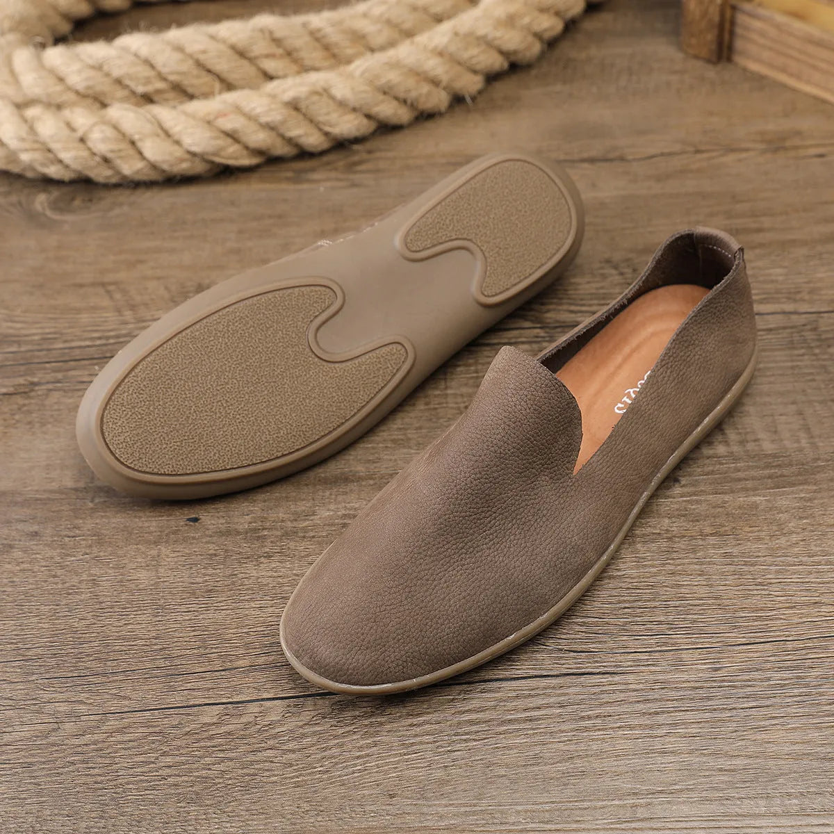 Handmade men's low-top shoes in khaki colour with wedge heel and rubber sole
