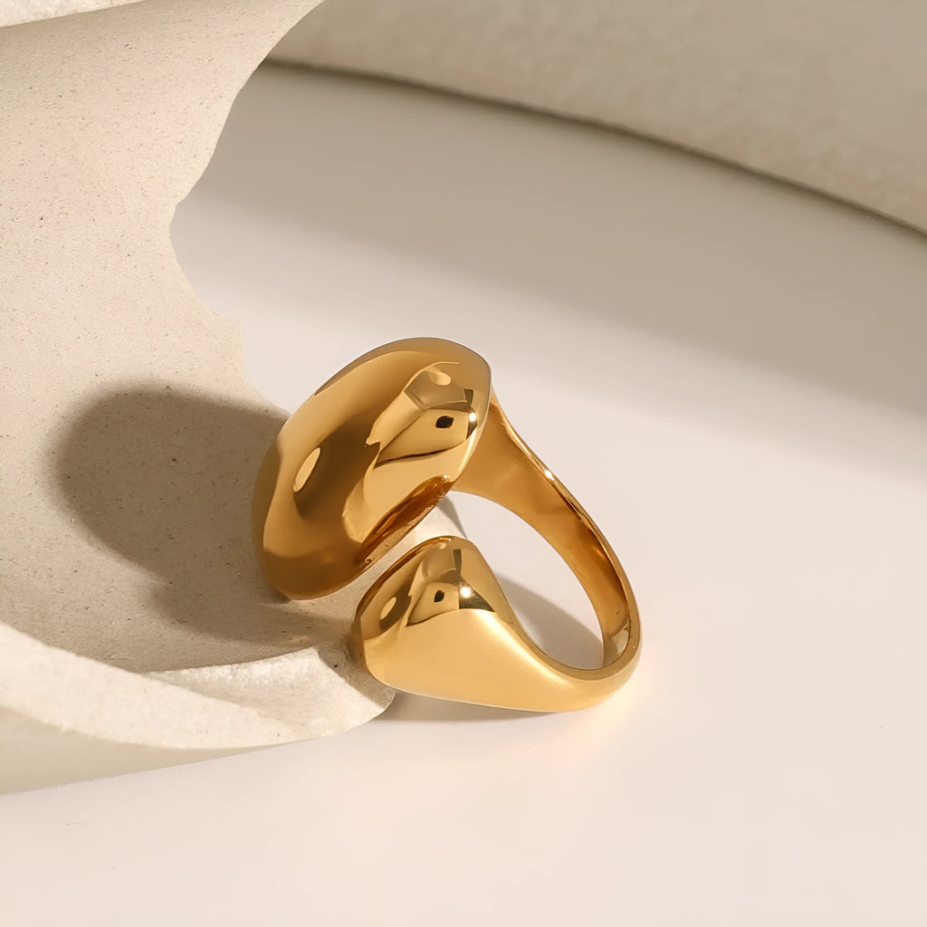 Women's geometric open ring in stainless steel with electroplated finish