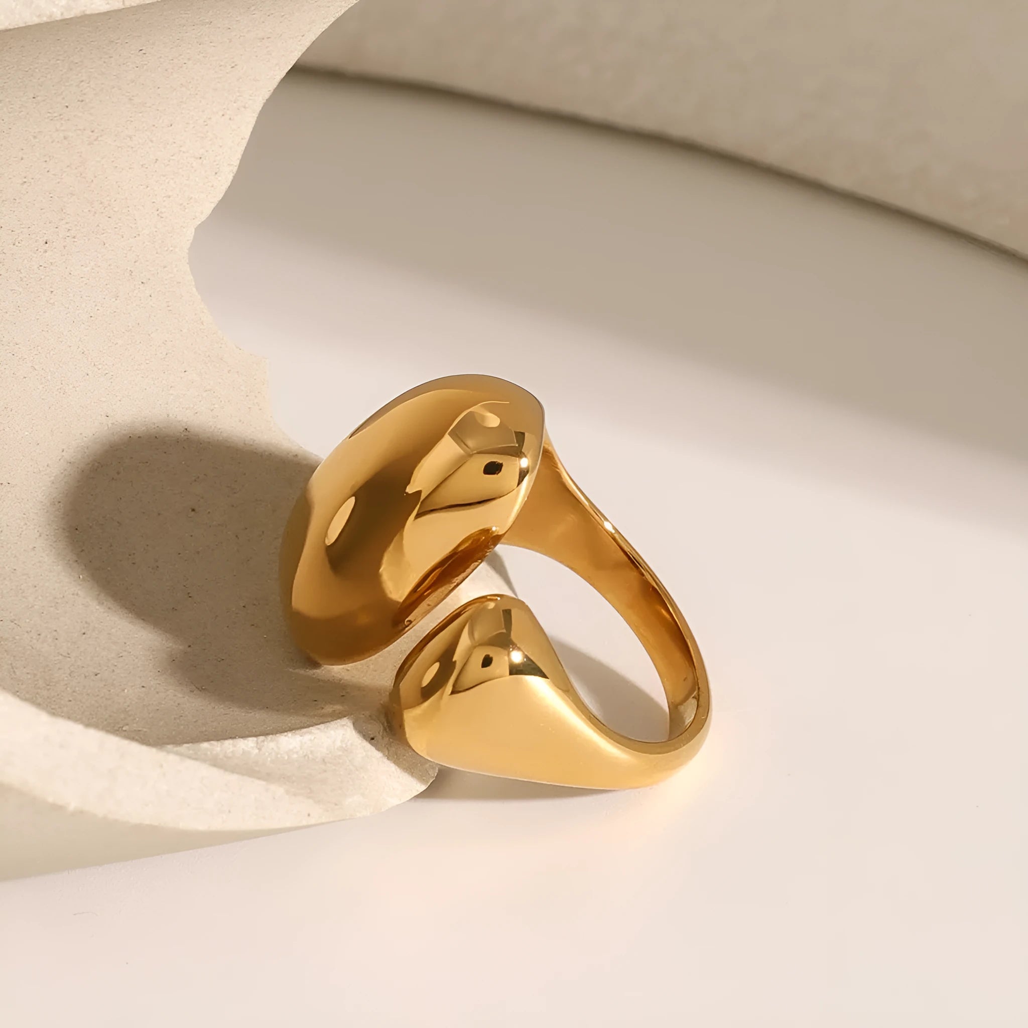 Women's geometric open ring in stainless steel with electroplated finish