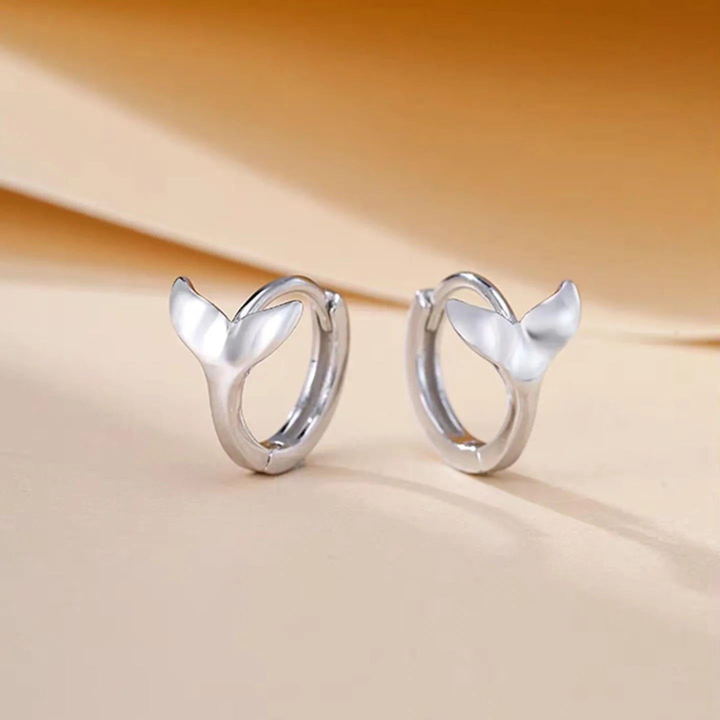 Women's fishtail earrings in electroplated copper with white gold or yellow gold finish