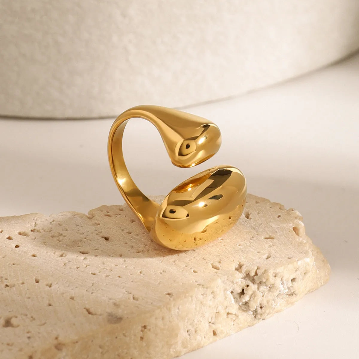 Women's geometric open ring in stainless steel with electroplated finish