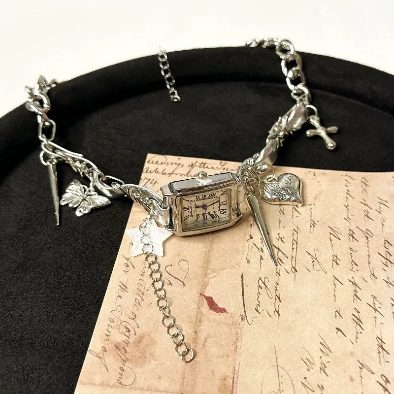 Dark multi-layer women's necklace with twin clavicle chains and large hemp flower links, adjustable between 41cm and 50cm.