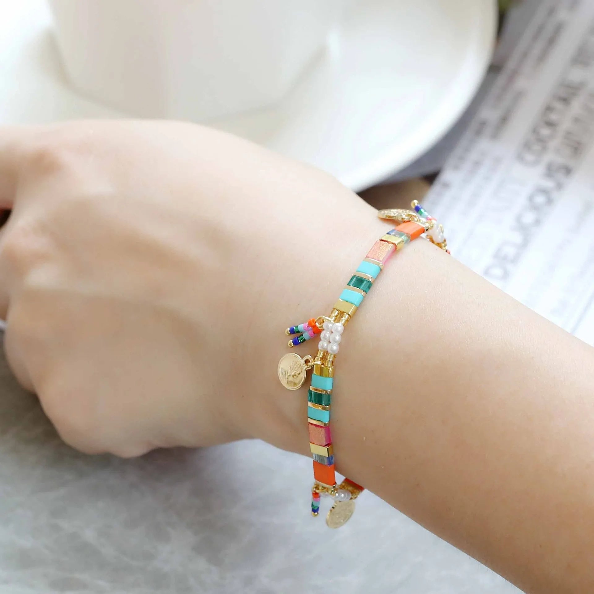 Women's handcrafted glass bead bracelet with imitation pearls in European American style