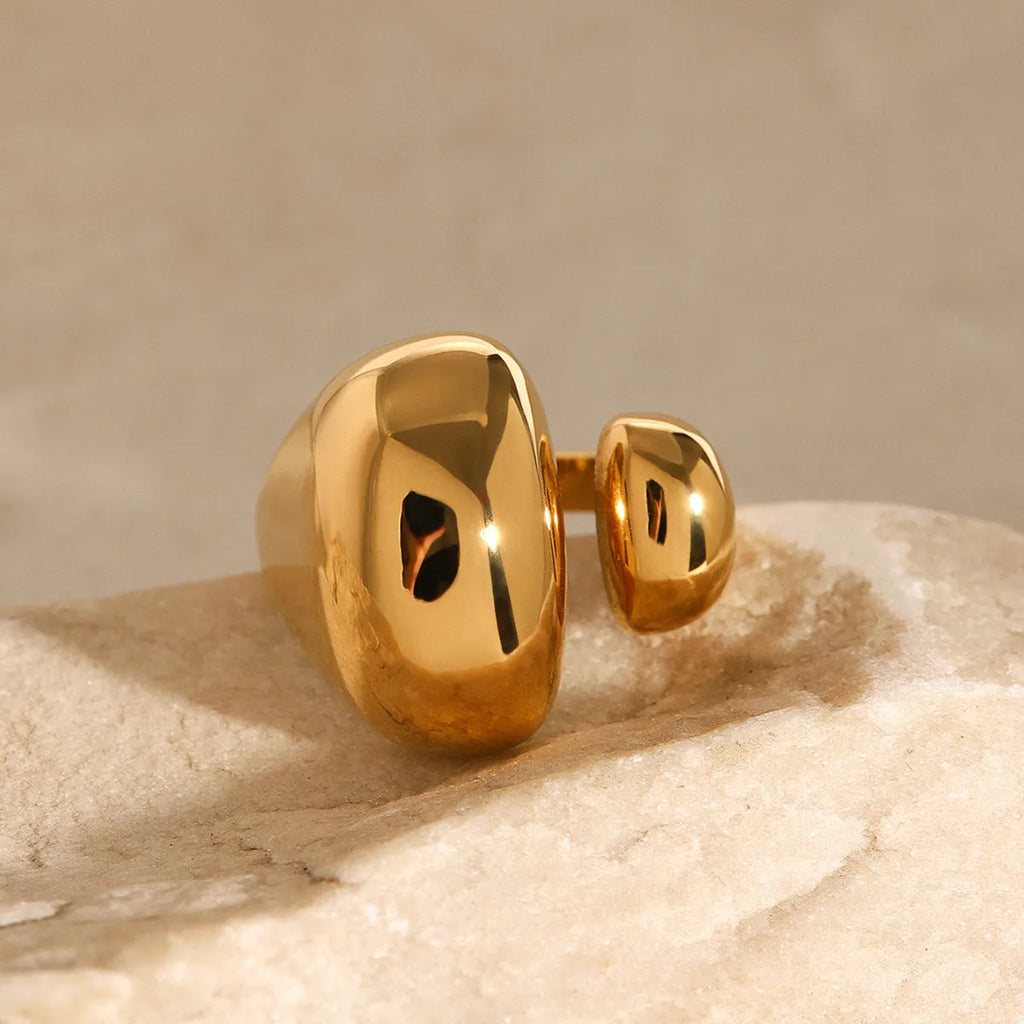 Women's geometric open ring in stainless steel with electroplated finish