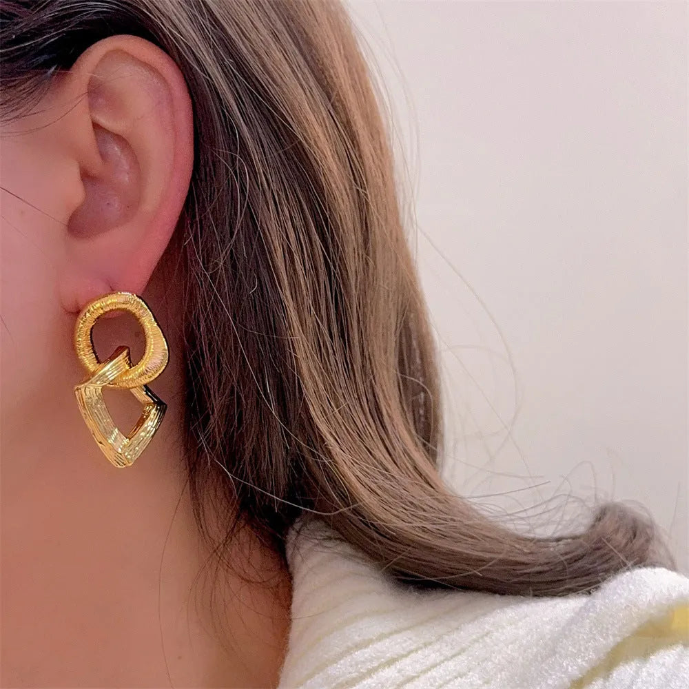 Retro geometric circle pendant earrings in gold or silver finish, 3.4 cm height