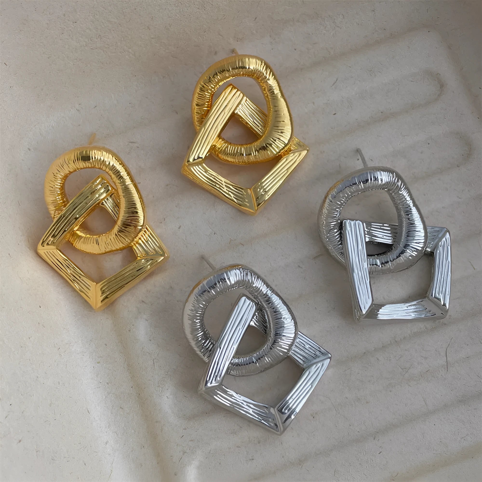 Retro geometric circle pendant earrings in gold or silver finish, 3.4 cm height