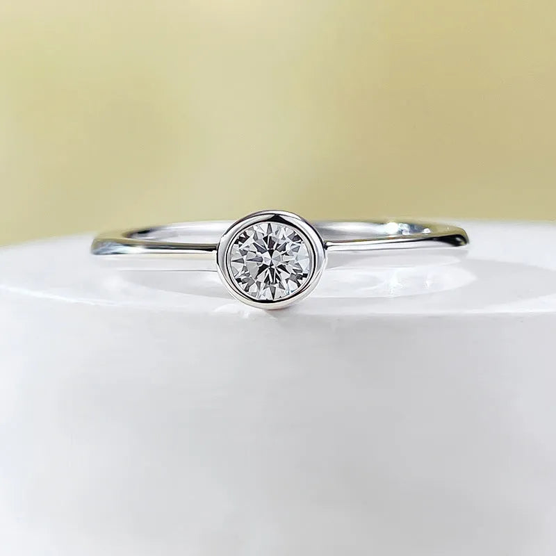 Minimalist silver ring with crown shape and linear details in platinum or gold finish