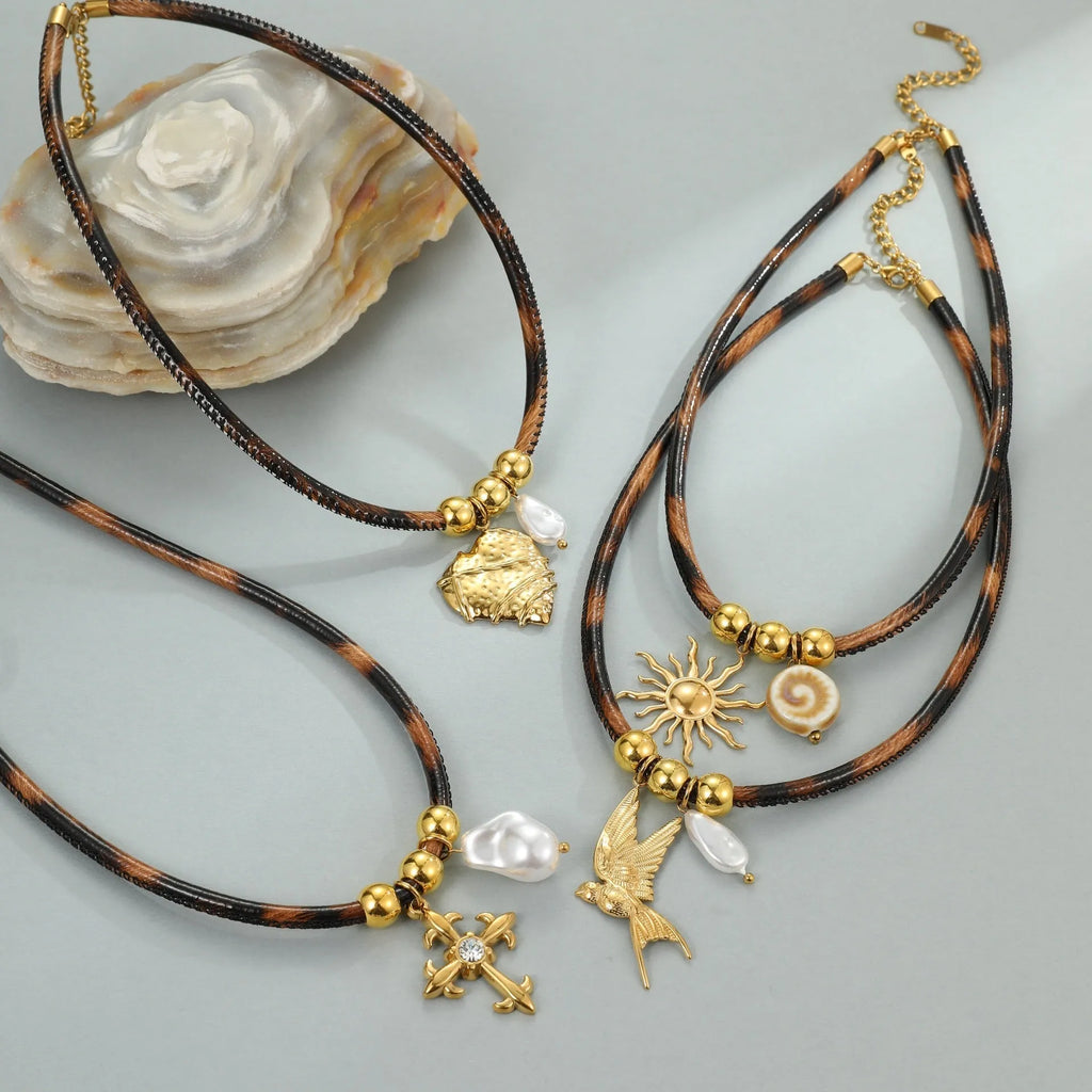 Women's stainless steel necklace with geometric leopard pendant on adjustable 41-50cm chain