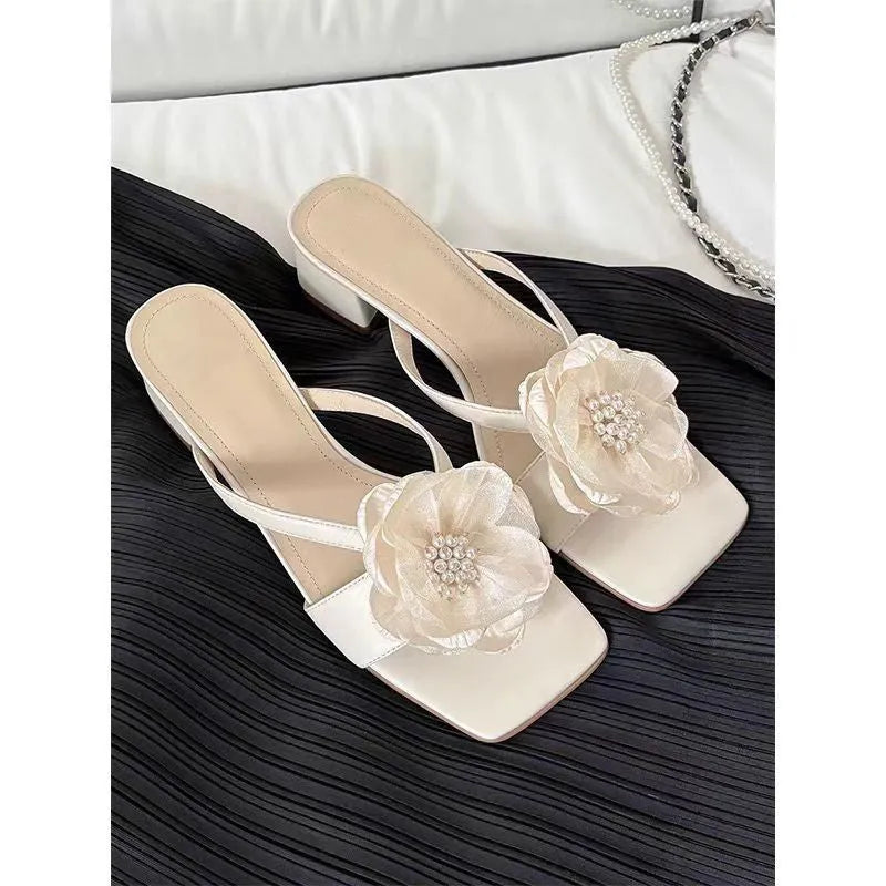 Women's chunky heel square toe sandals in satin with one-line strap design